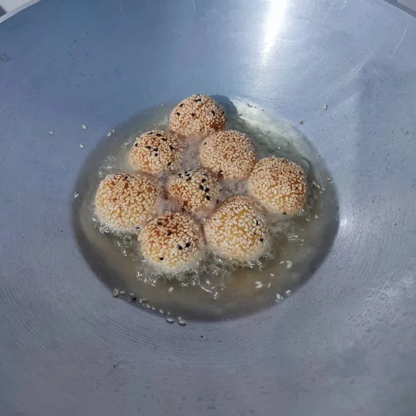 Kemudian goreng di dalam minyak yang sudah dipanaskan hingga kecokelatan, kemudian tiriskan dan sajikan.