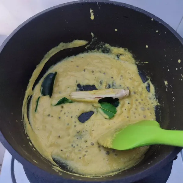 Tambahkan minyak goreng, daun jeruk purut dan serai geprek, lalu tumis hingga bumbu tanak.
