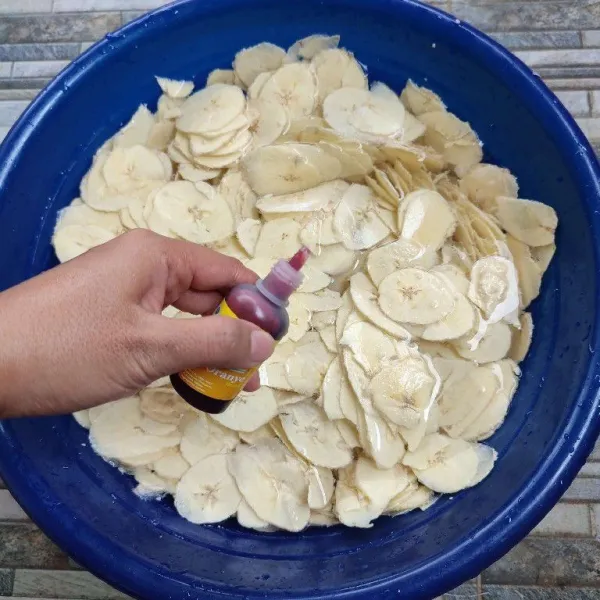 Setelah itu beri pewarna makanan oranye.
