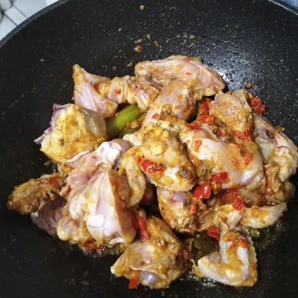 Lalu masukkan daging ayam. Masak beberapa saat sampai daging berubah warna.