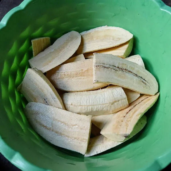 Kupas pisang dan potong-potong sesuai selera.