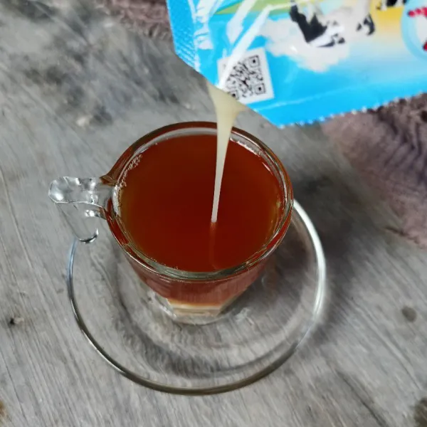 Kucuri dengan susu kental manis, aduk rata dan sajikan.