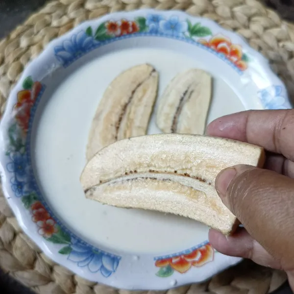 Celupkan pisang ke dalam adonan tepung.