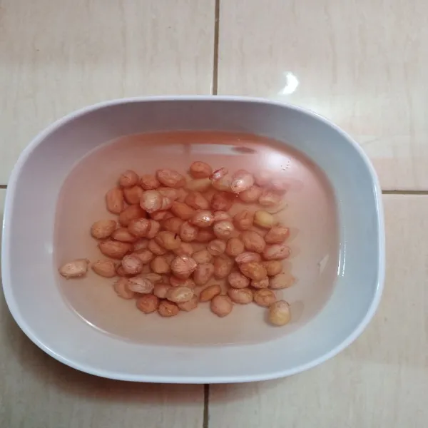 rendam kacang tanah selama 10-20 menit agar saat memasak lebih cepat matang