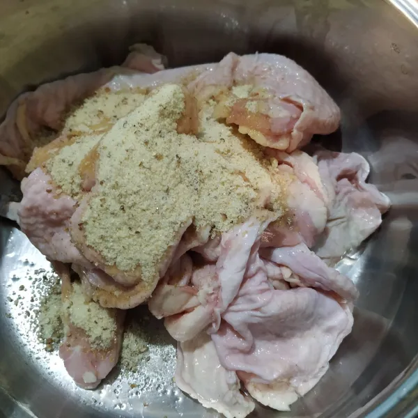 Cuci bersih kulit ayam lalu marinasi dengan bumbu instan kalasan.