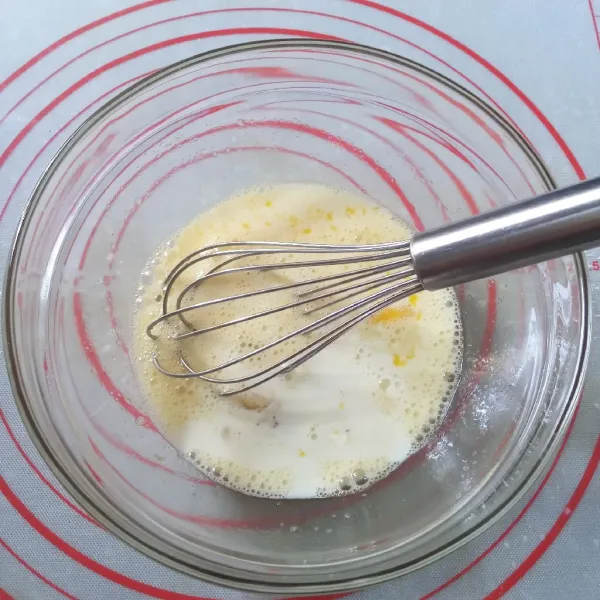 Kocok telur dan gula sampai larut. Tuang susu cair, tambahkan garam dan vanilla ess, aduk rata kembali.