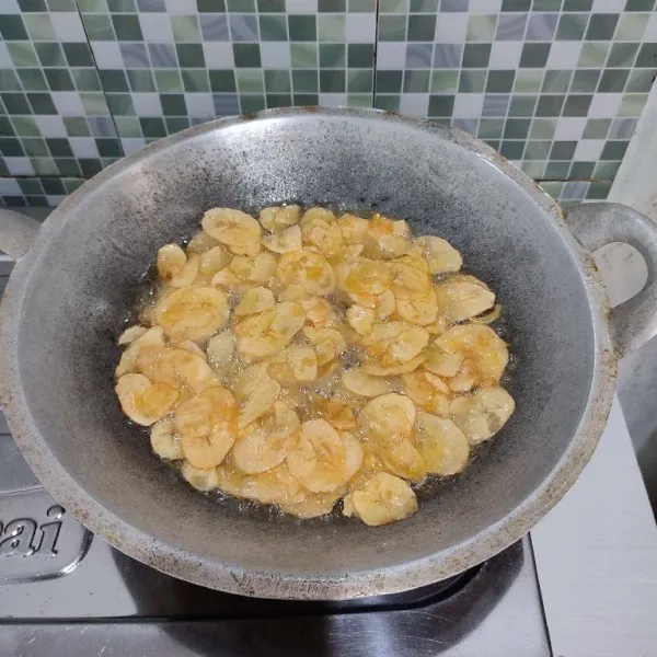 Goreng pisang dalam minyak panas dengan api sedang.