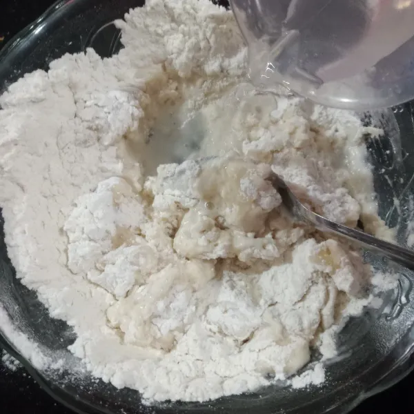 Campur adonan tepung dalam mangkok.