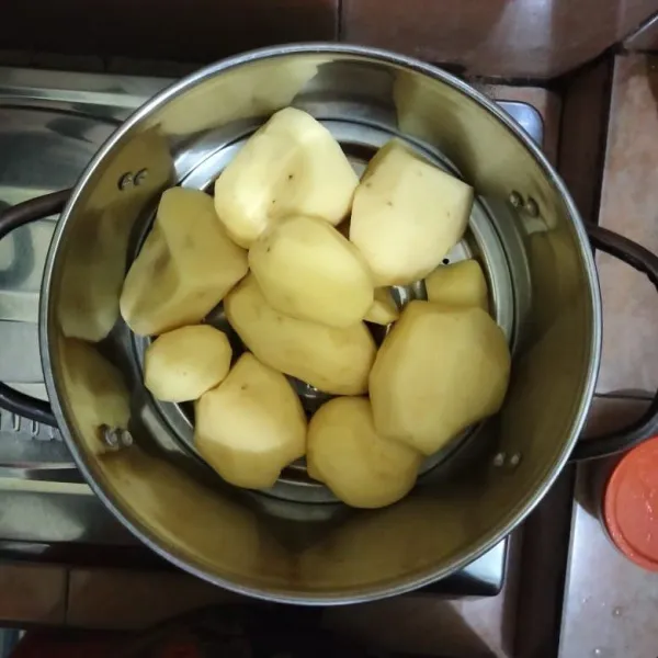 Kukus kentang hingga matang, lalu angkat.