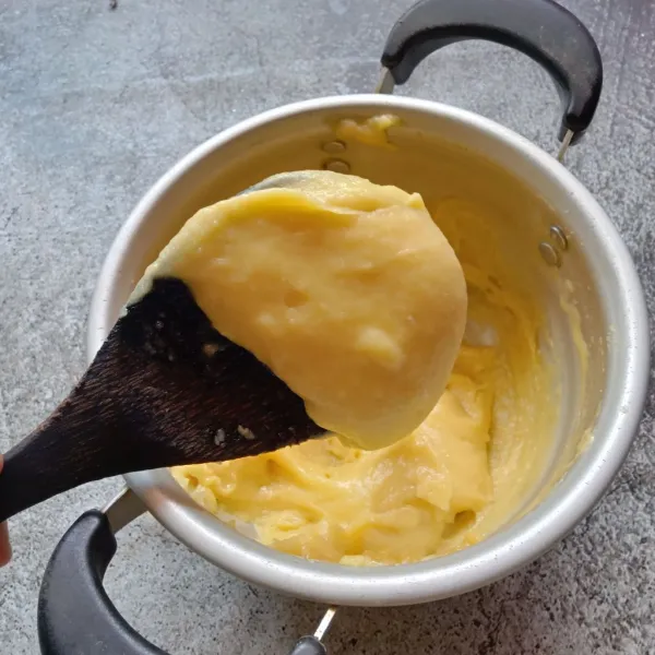 Masukkan kocokan telur dalam adonan aduk rata dengan mixer atau spatula hingga tercampur rata.