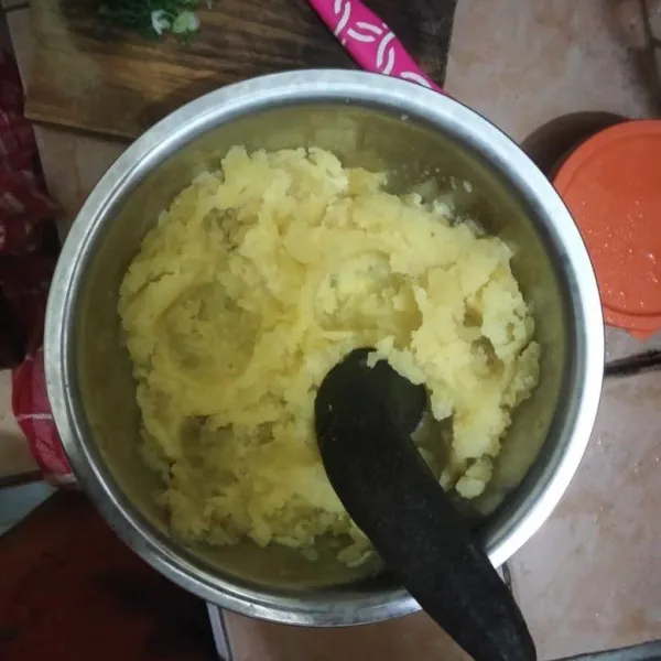 Selagi kentang masih panas, kemudian haluskan.