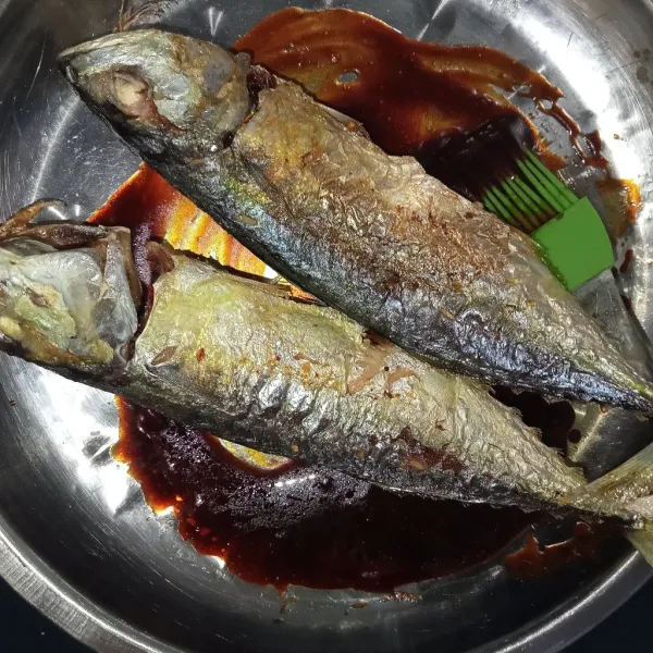 Olesi ikan dengan bumbu.