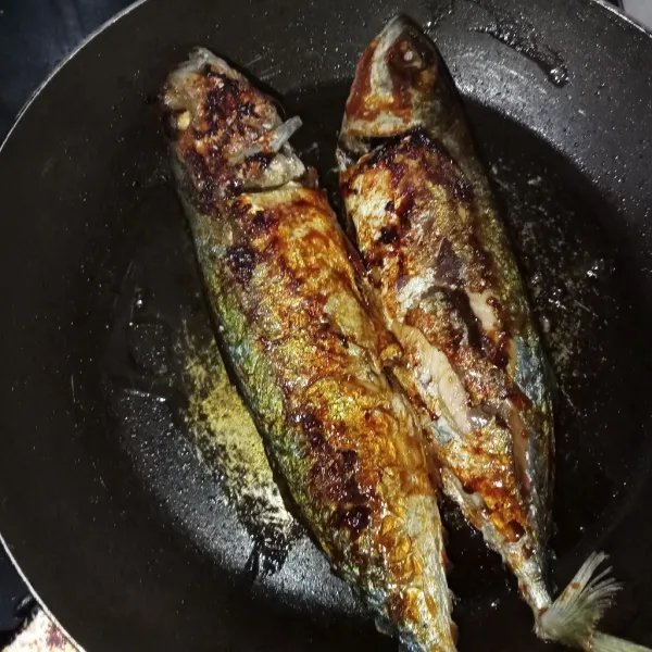 Bakar ikan di atas teflon hingga sedikit kecokelatan, lalu tiriskan. Kemudian sajikan dengan sambal kesukaan.