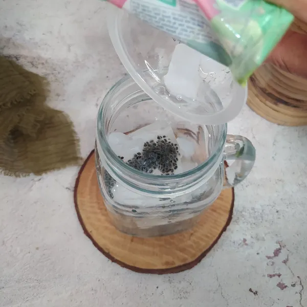 Beri symple syrup, biji selasih dan nata de coco.