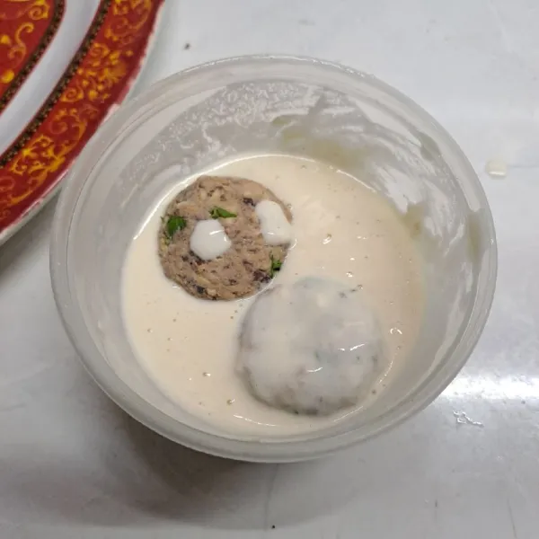 Campur semua adonan pelapis, aduk rata. Masukkan perkedel balur dengan adonan pelapis.