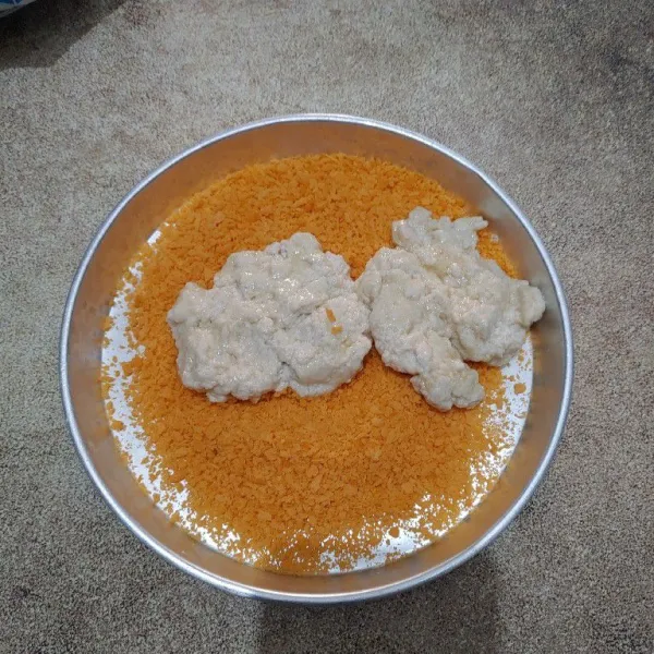 Balur tahu dengan terigu, kemudian celupkan kedalam kocokan telur dan balur dengan tepung panir.