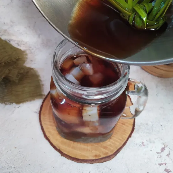Tuang larutan teh. Siap untuk dinikmati.