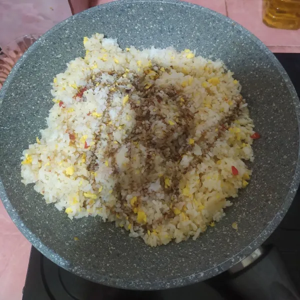 Masukkan kecap manis, kecap ikan dan minyak wijen. Koreksi rasa.