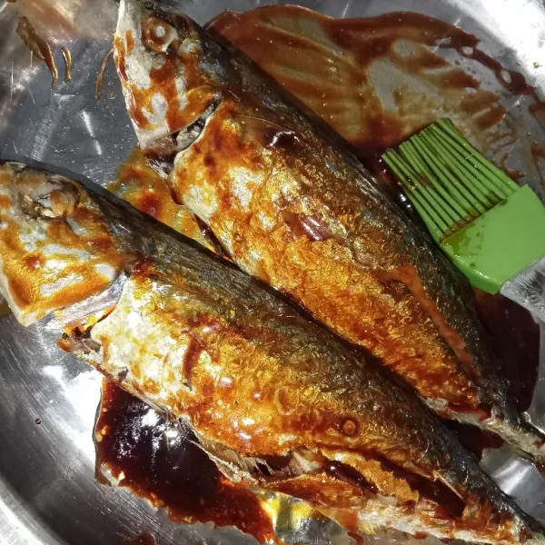 Balik ikan dan olesi pada bagian sisi lainnya juga.