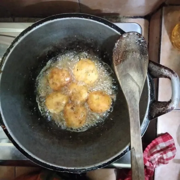 Goreng hingga kuning kecoklatan lalu angkat dan tiriskan.