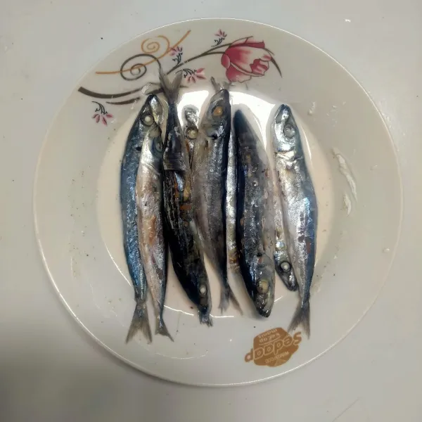 Balur dengan ikan hingga rata