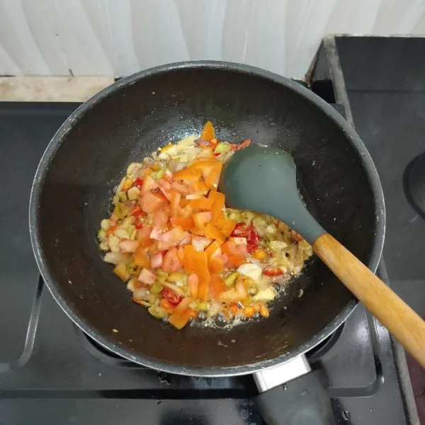 Kemudian masukkan tomat,tumis hingga layu.