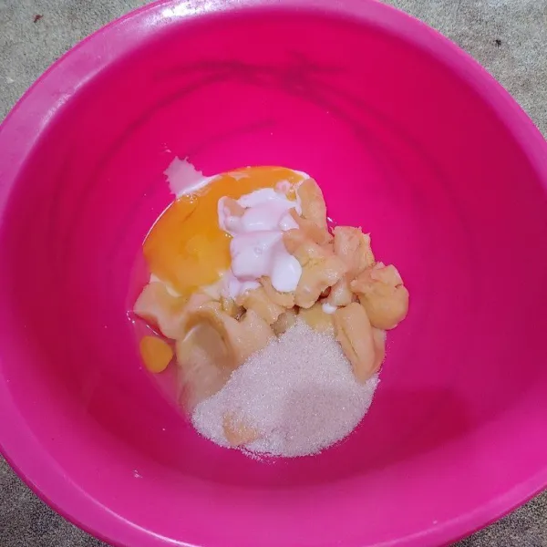 Campur jadi satu tape, telur, gula, dan santan. Aduk rata menggunakan whisk.