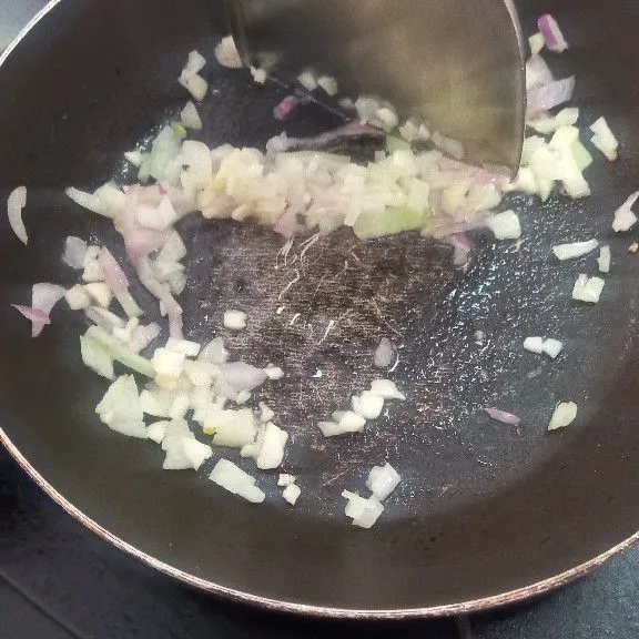 Tumis bawang bombay, bawang putih, dan bawang merah hingga harum, kemudian sisihkan.