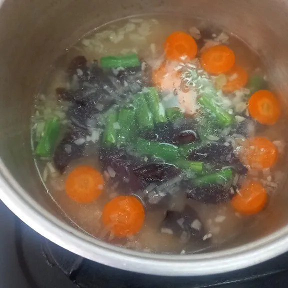 Masukan wortel, masak hingga setengah matang, lalu masukan buncis dan jamur kuping.