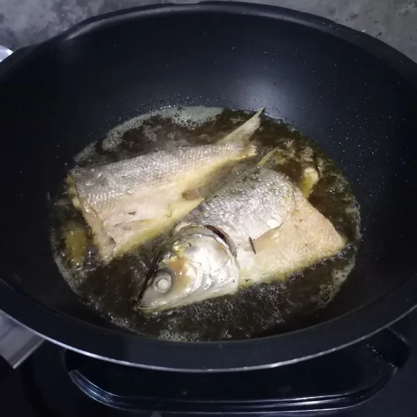Goreng ikan bandeng sampai agak kecokelatan, kemudian potong kecil-kecil.