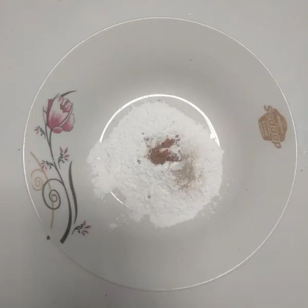 Campur tepung beras, merica bubuk dan penyedap rasa
