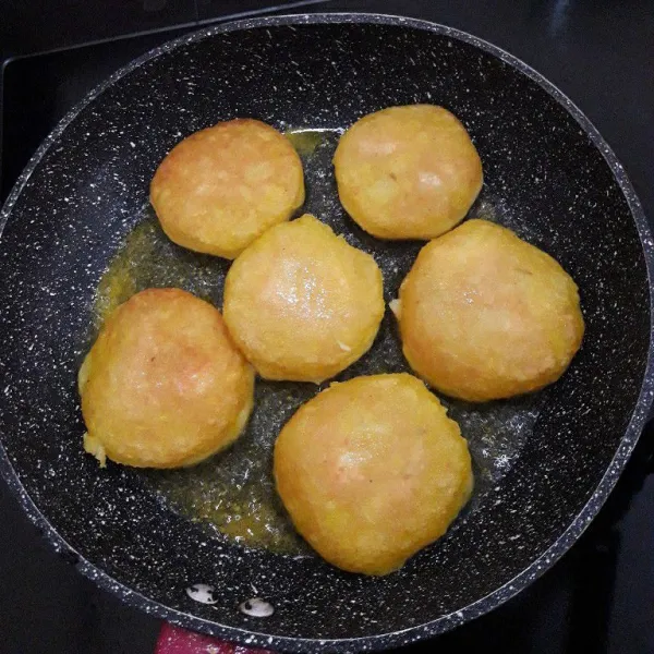 Panaskan margarin di atas teflon. Panggang kentang di atas teflon sampai bagian satu sisi agak kecokelatan. Balik kentang dan panggang lagi. Setelah matang, lalu angkat dan sajikan. Dinikmati pakai saus sambal juga lebih enak.