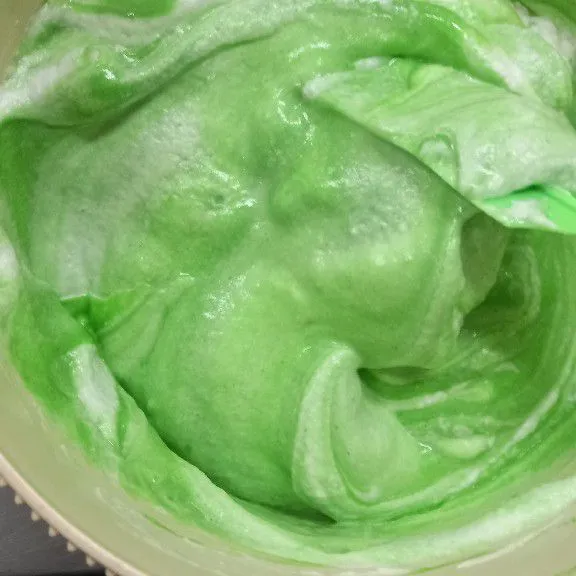 Masukan sedikit meringue ke dalam adonan hijau, aduk dan masukan adonan ke dalam mangkuk berisi meringue, folding hingga semua tercampur merata