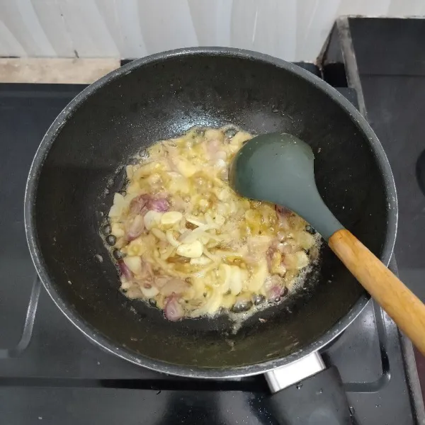 Panaskan minyak bekas menggoreng ikan tadi,lalu tumis bawang bombay,bawang merah dan bawang putih hingga harum.