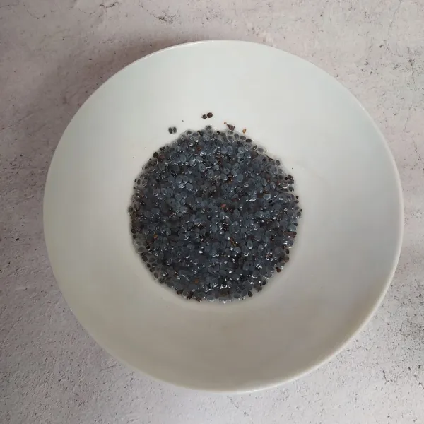 Seduh biji selasih dengan air panas sampai mengembang.