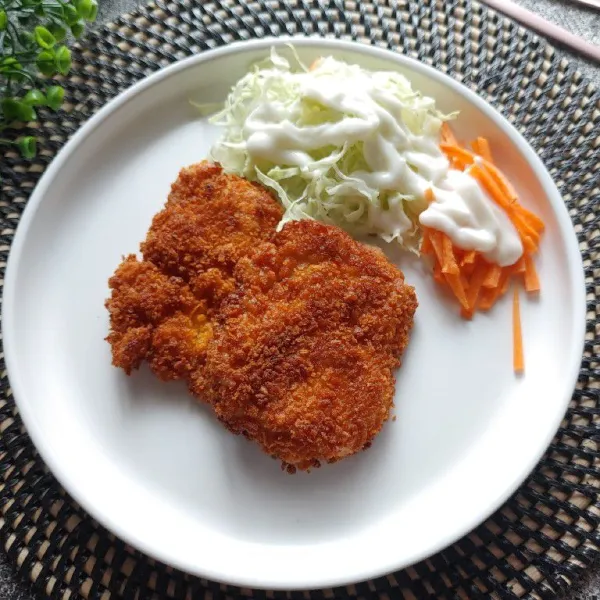 Sajikan tahu katsu dengan salad sayur, selamat mencoba.