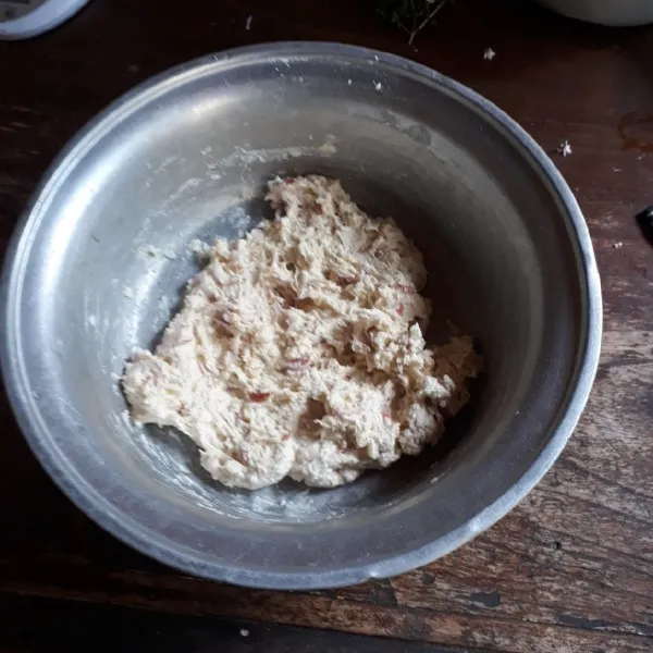 Campurkan bawang putih, bawang merah, tepung terigu, tepung tapioka, tepung beras, garam, kaldu, gula pasir, merica, penyedap rasa, baking powder, margarin, santan dan air, aduk hingga rata.