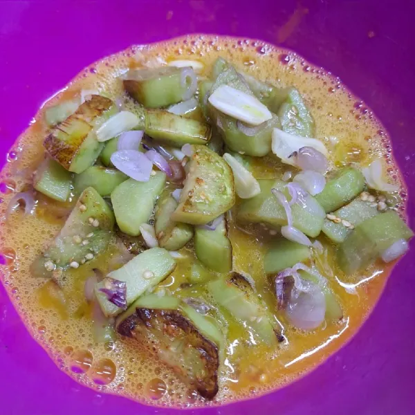 Masukkan tumisan terong, aduk sampai rata.