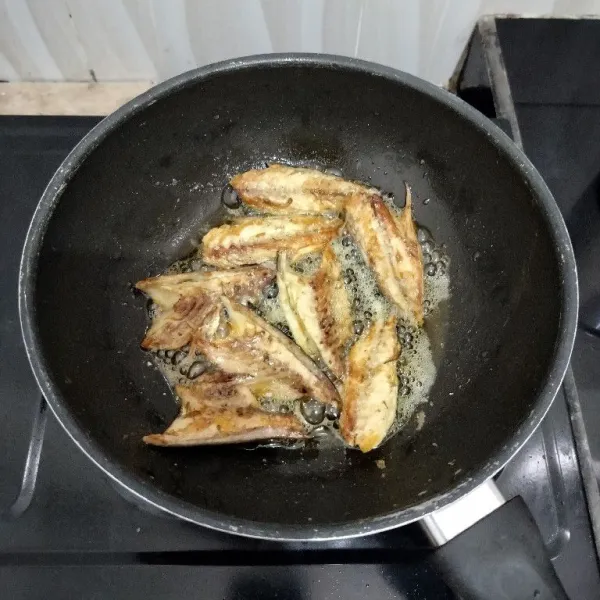 Bersihkan ikan cue,potong sesuai selera,lalu goreng hingga matang. Tiriskan.