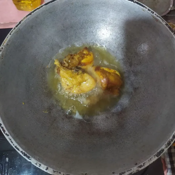 Goreng Ayam ungkep. Suwir-suwir untuk topping nasgor.
