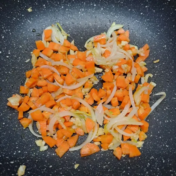 Masukkan wortel, tumis sampai ½ matang.