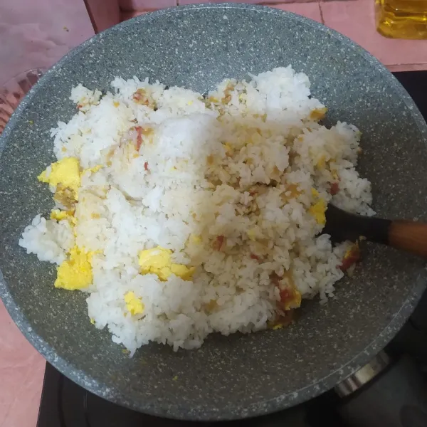 Masukkan nasi, aduk hingga rata.