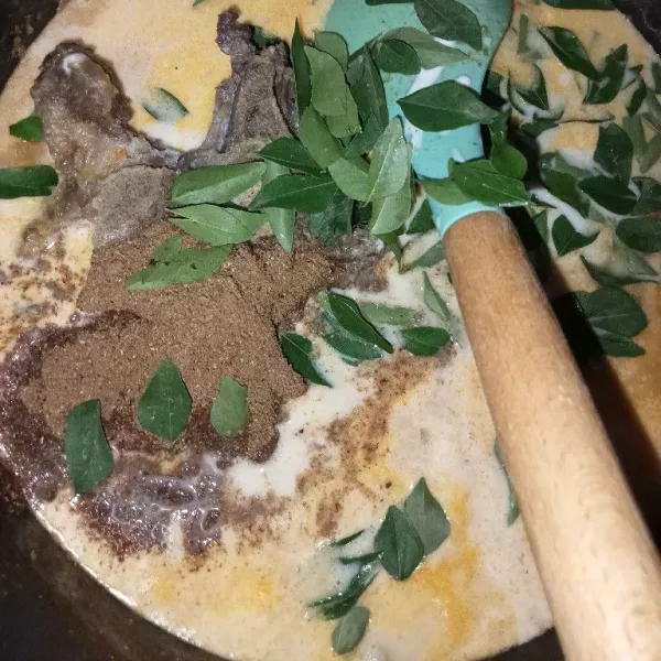 Setelah daging mulai matang masukkan bumbu bubuk,garam,kaldu  jamur dan daun kari, aduk rata.