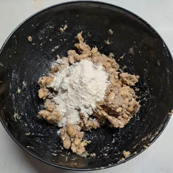 Tambahkan tepung bumbu serbaguna dan irisan seledri. Aduk sampai rata sambil koreksi rasa sesuai selera.