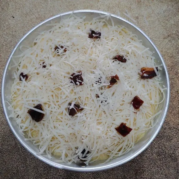 Olesi tipis loyang dengan margarin. Masukan adonan tape beri toping keju parut dan kurma. Panggang di oven dengan suhu 170°C dengan menggunakan api atas bawah. Atau sesuaikan oven masing-masing.