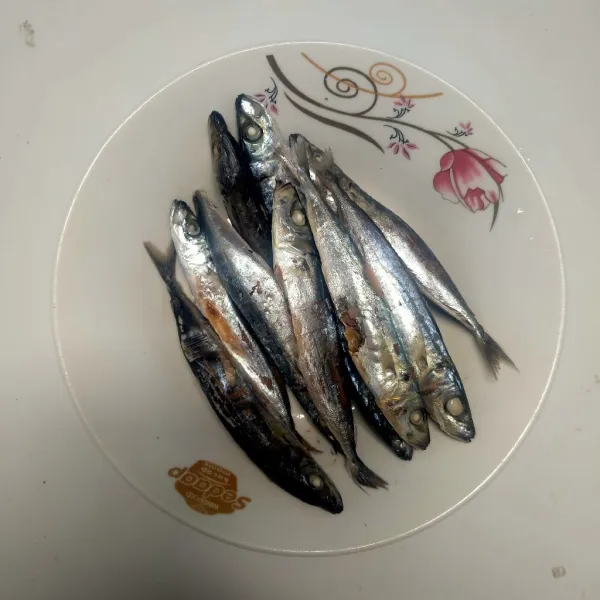 Cuci bersih ikan pindang