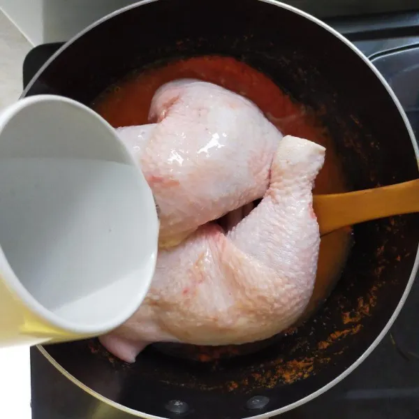 Masukkan ayam, kemudian beri sedikit air.