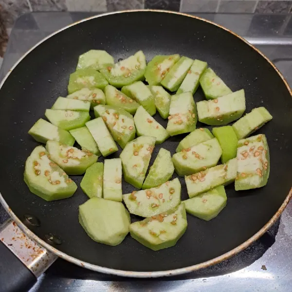 Tumis terong dengan secukupnya minyak sampai layu.
