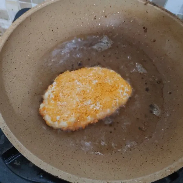 Goreng tahu katsu hingga matang dan berubah warna keemasan. Angkat dan tiriskan.
