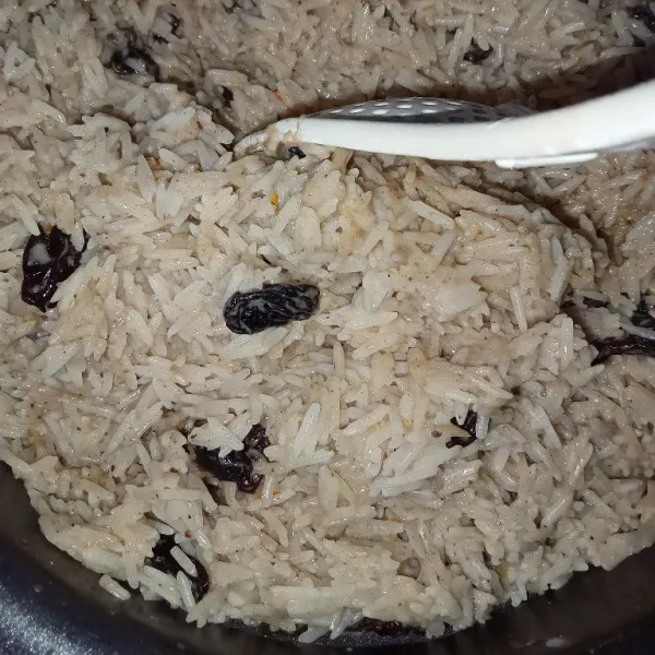 Tutupi 20 menit nasi kabuli supaya berasnya merekah.